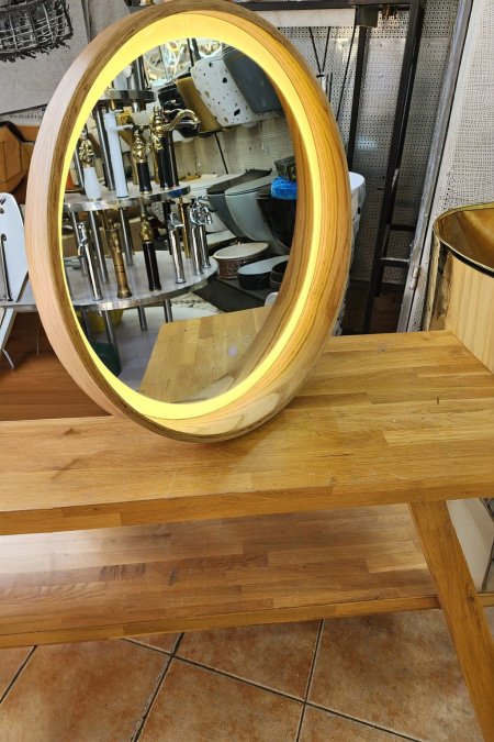 مرآة بيضاوية بإضاءة داخلية وإطار خشبي